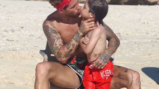 Famosos que besan en la boca a sus hijos