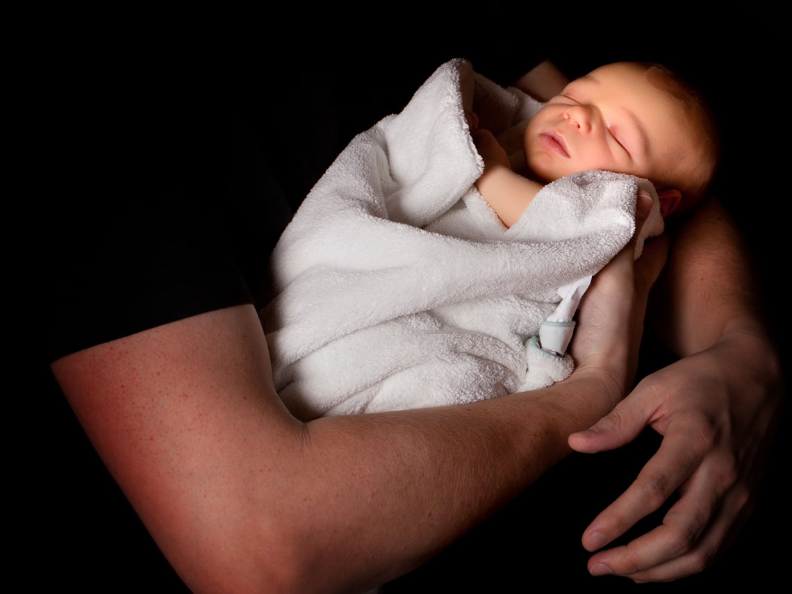 padre con bebé en brazos