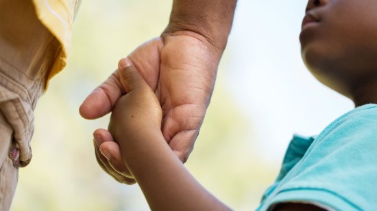 padre y niño de la mano