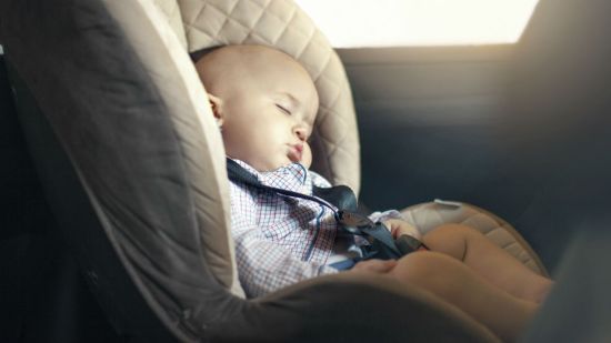 ¿Por qué no se puede dejar a los niños solos en el coche?