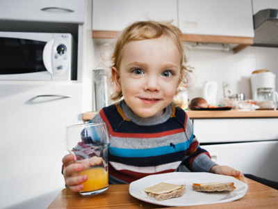 ¿Cómo deben ser el desayuno, comida, merienda y cena ideales para un niño?