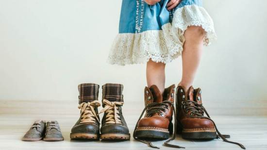 Razones por las que tus hijos no deberían llevar zapatos que les queden grandes