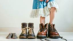 Razones por las que tus hijos no deberían llevar zapatos que les queden grandes