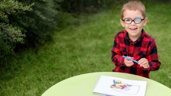 Motivos por los que el oftalmólogo puede recomendar al niño llevar parche en un ojo