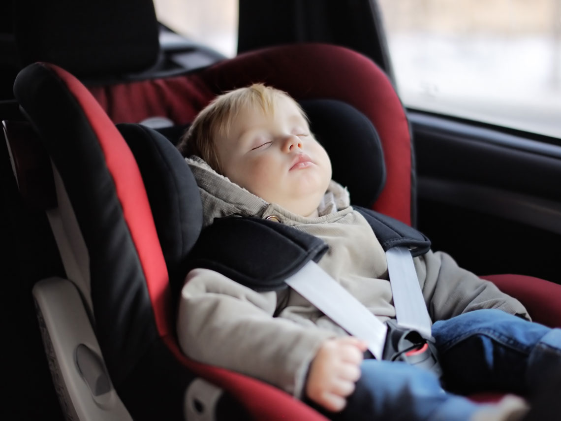 bebé durmiendo en coche