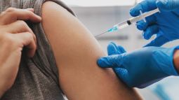 ¿Debería la familia vacunarse contra la gripe para proteger al recién nacido?