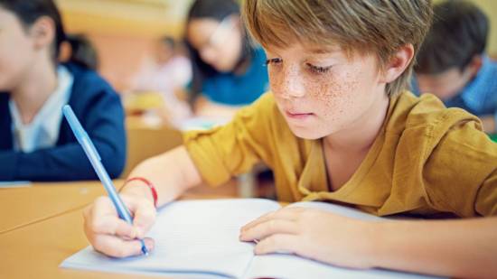 niño escribiendo