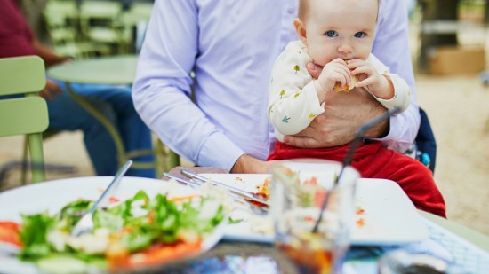 Consejos útiles para comer fuera de casa con el bebé