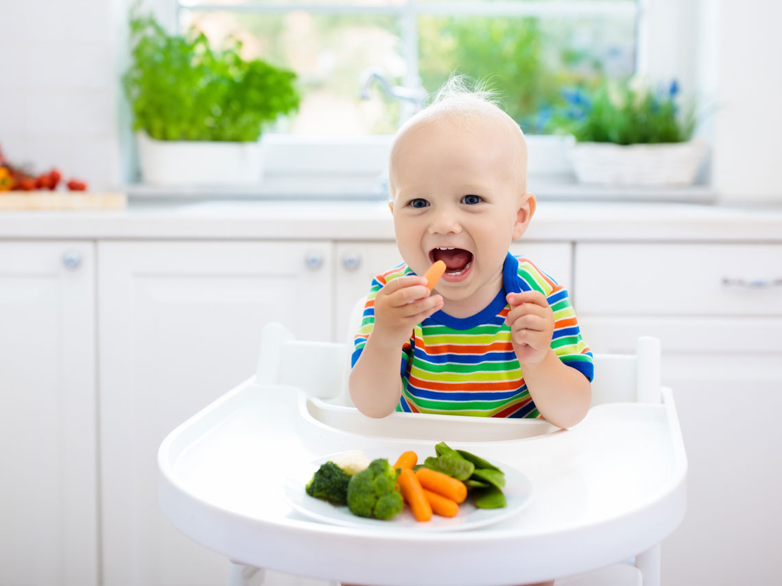niño comiendo verdura