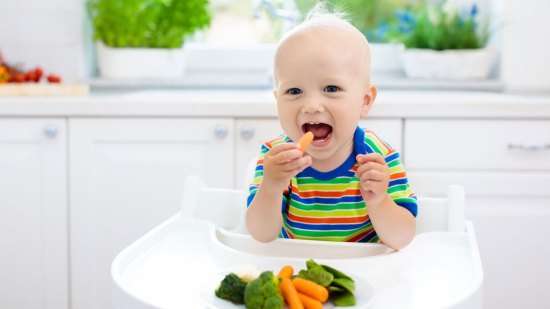 niño comiendo verdura