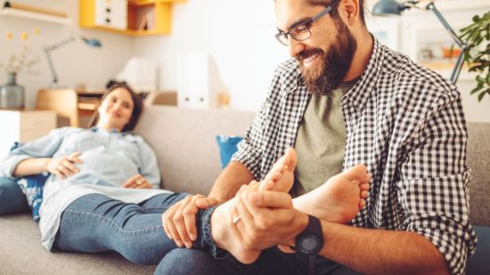 Por qué se hinchan los pies en el embarazo y qué hacer