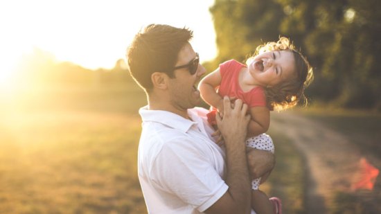 Padre haciendo reír a su hija