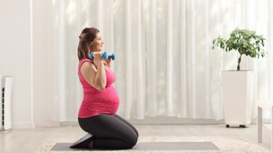 Embarazada haciendo ejercicio (Foto: iStock)