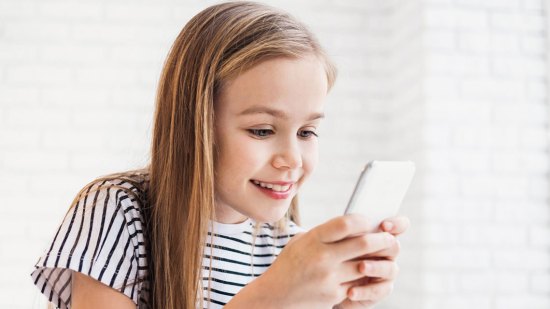 niña con teléfono móvil