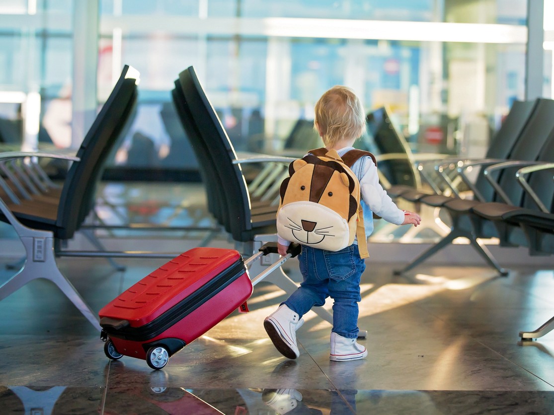 Niño con su maleta (Foto: iStock)