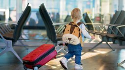 Niño con su maleta (Foto: iStock)
