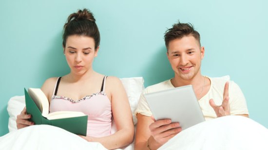 pareja leyendo en la cama