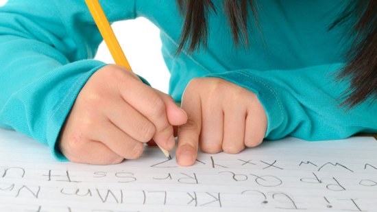 niña aprendiendo a escribir