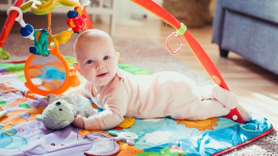 Bebé en su gimnasio de actividades (Foto: iStock)