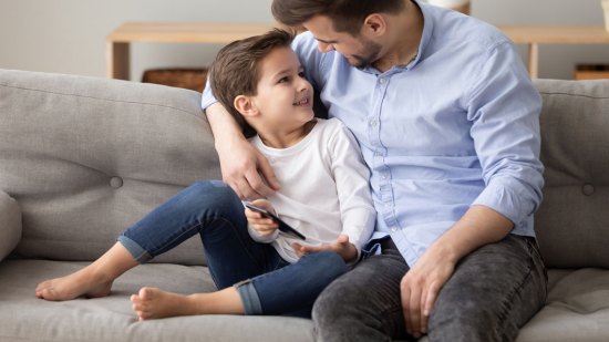 padre hablando con su hijo
