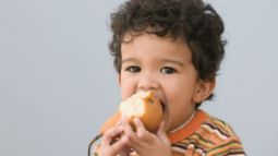 ¿Tener alergia a varios alimentos influye en el peso del niño?