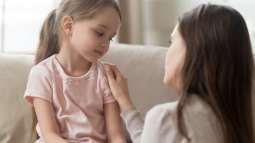 madre hablando con niña