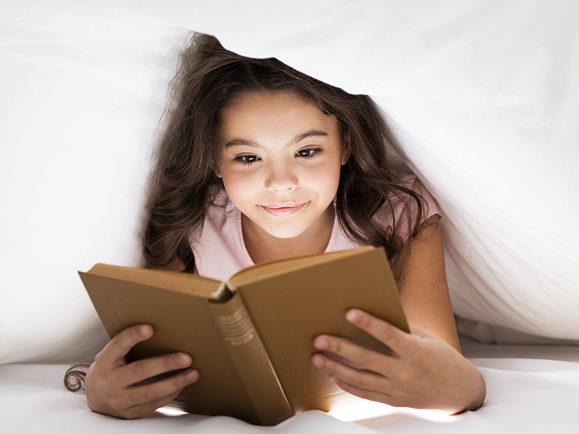 niña leyendo un libro