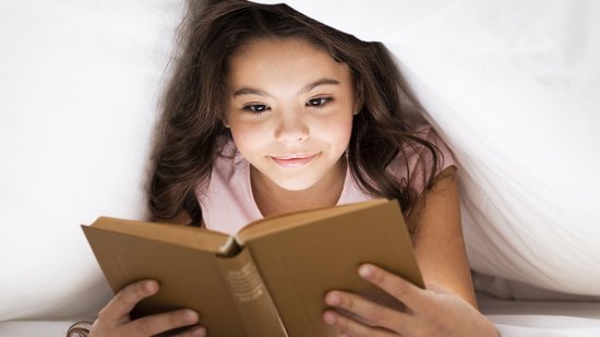 niña leyendo un libro