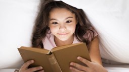 niña leyendo un libro