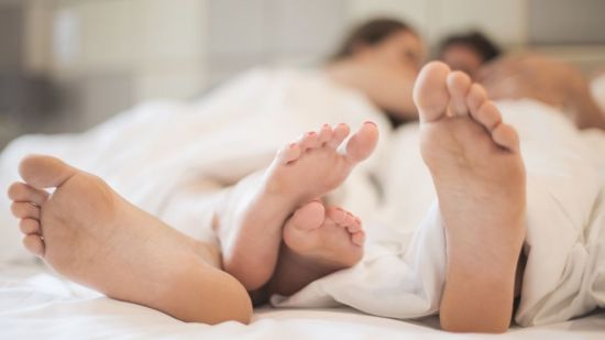 Estas son las mejores posturas para dormir en pareja