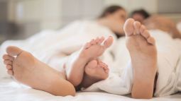 Estas son las mejores posturas para dormir en pareja
