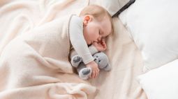 ¿A partir de qué mes puede dormir el bebé con una manta?