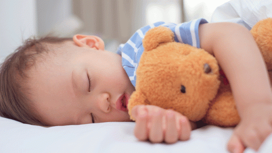 ¿Por qué mi hijo tarda horas en conciliar el sueño? Consejos para evitarlo