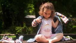 niña vistiéndose sola