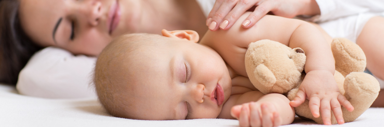 bebé durmiendo con mamá