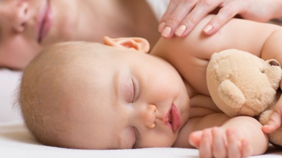 bebé durmiendo con mamá