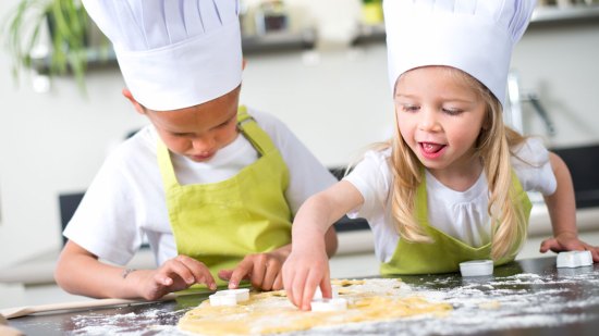 niños cocinando