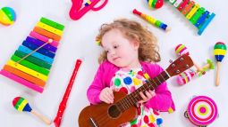 niño tocando instrumento musical