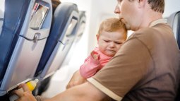 niño llora en el avión
