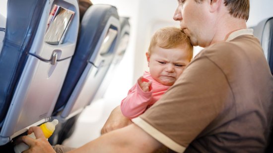 niño llora en el avión