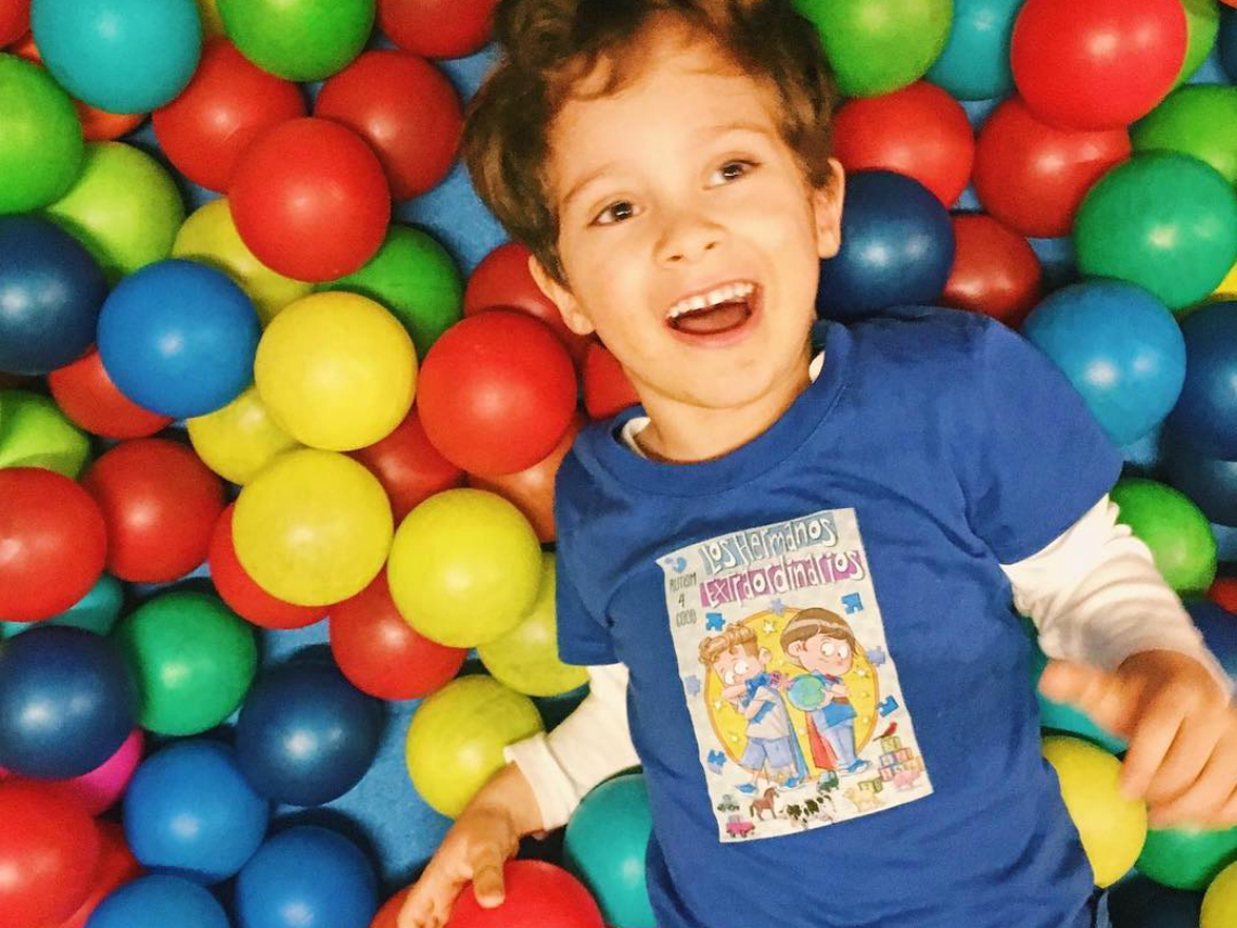 niño piscina de bolas