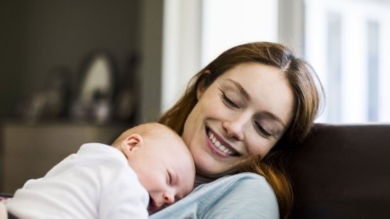 Una madre con su bebé recién nacido
