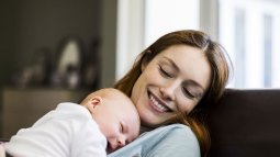 Una madre con su bebé recién nacido