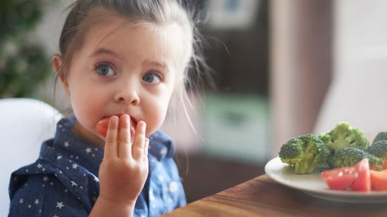 Qué alimentos pueden aliviar el estreñimiento en los niños