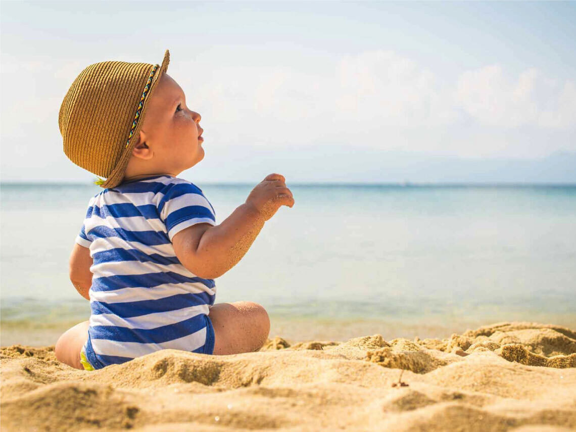 Los recién nacidos y los bebés pueden coger sol en la playa