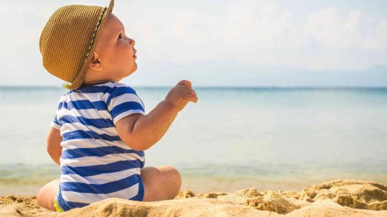 Los recién nacidos y los bebés pueden coger sol en la playa