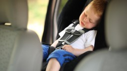 Niño durmiendo en el coche