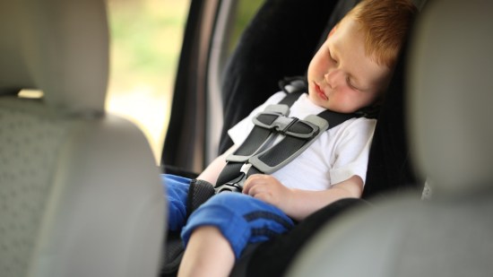 Niño durmiendo en el coche