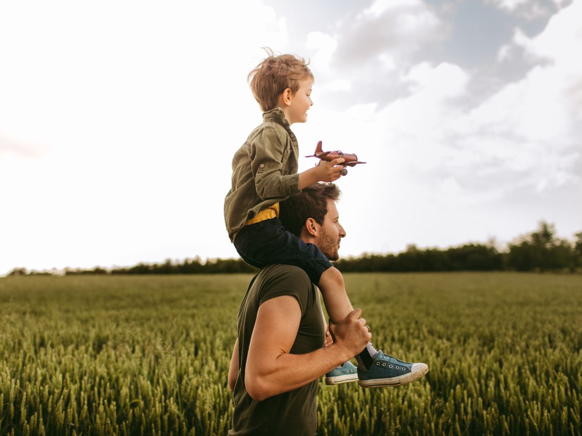 Padre sosteniendo a su hijo