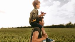 Padre sosteniendo a su hijo